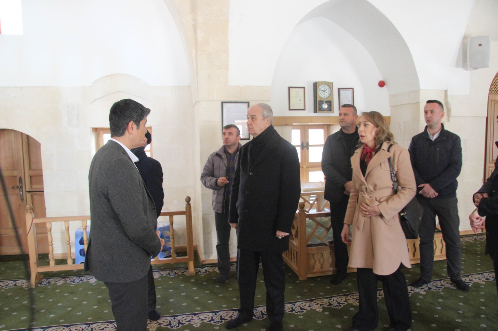 İLKER BAŞBUĞ, TERÖRİSTLERİN BOMBALADIĞI CAMİDE İNCELEMELERDE BULUNDU