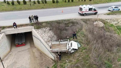 Çalıntı kamyonetle şarampole uçtu; feci şekilde can verdi