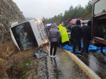 Cenazeye gidenleri taşıyan midibüs ile otomobil çarpıştı: 1 ölü, 3 yaralı