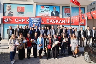  CHP, 8 Mart Dünya Kadınlar Günü'nde Kadınlara Çiçek Dağıttı