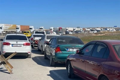 Çobanbey Sınır Kapısında otopark sorunu! Vatandaşlar yol kenarlarına park ediyor [ÖZEL HABER]