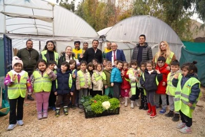 Çocuklar, serada yetiştirdikleri ürünleri hasat etti