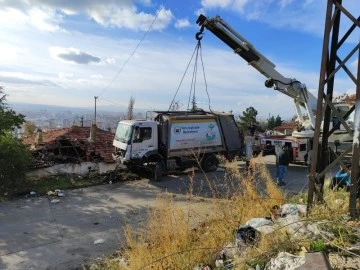 Çöp kamyonu gecekondunun çatısına uçtu