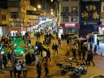 Cumhuriyet Caddesi'nde insan akını