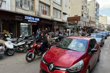 Cumhuriyet Caddesinde yoğun trafik esnafı kara kara düşündürüyor