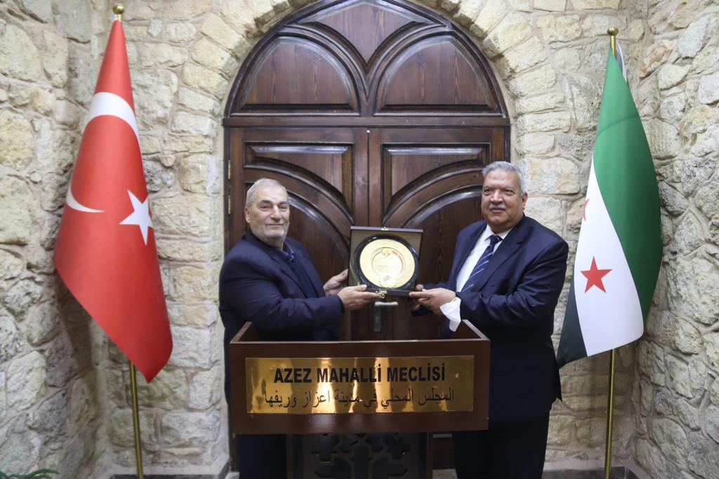 AZEZ MAHALLİ MECLİS BAŞKANINDAN MAHMUT KAÇARLAR’A PLAKET    