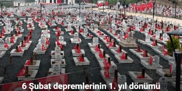 Deprem mezarlığı bayraklarla donatıldı