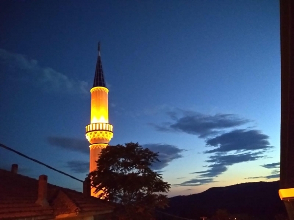 Deprem sonrası yıkılıp yeniden yapılan cami ışıl ışıl
