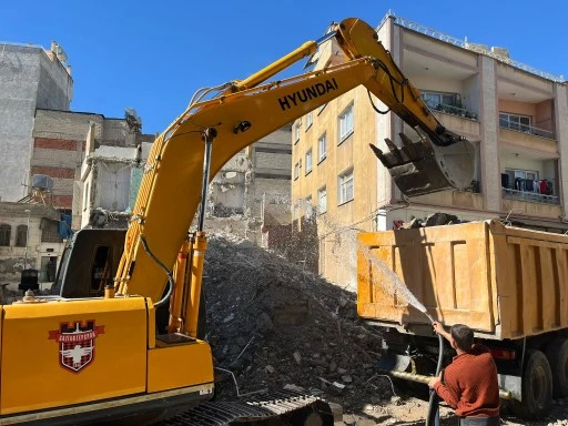 Depremde ağır hasar alan bina yıkılmaya başlandı