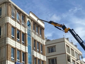 Depremde Ağır hasar alan yerler yıkılıyor