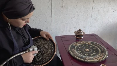 Depremde enkaz altından çıkarılan kadın bakır ustası, mesleğiyle hayata tutunuyor