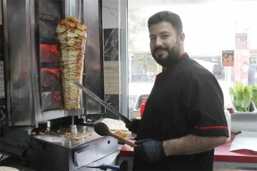 Depremde evini ve iş yerini kaybeden esnaf yeniden hayata tutundu