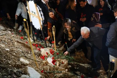 Depremde hayatını kaybedenler gözyaşlarıyla anıldı