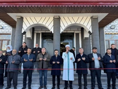 Depremde yıkılan cami yeniden yapılarak ibadete açıldı