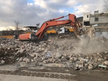 Depremde yıkımın büyük olduğu Polateli Bağarası köyünde enkaz kaldırma çalışmaları sürüyor