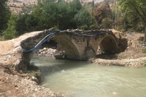 Depremin tahrip ettiği 300 yıllık tarihi köprü ayağa kaldırılıyor