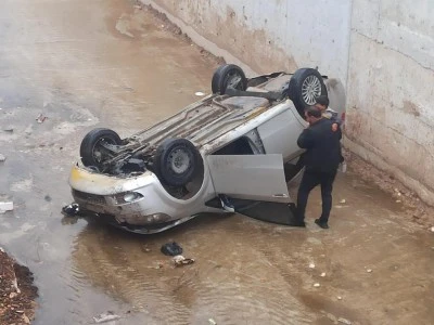 Dereye düşen otomobildeki baba ve oğlu yaralandı