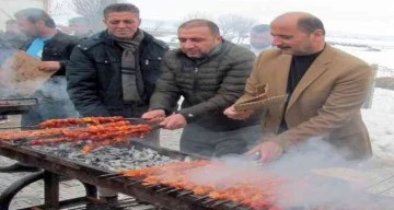 DOĞRU, KAR TEMİZLEME ÇALIŞMALARI EKİPLERİNE KEBAP İKRAM ETTİ