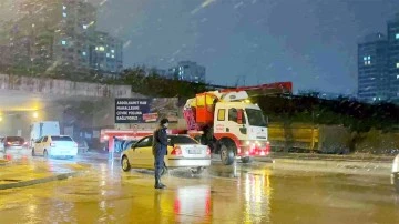 Dorsesi açılan tır üst geçide sıkıştı