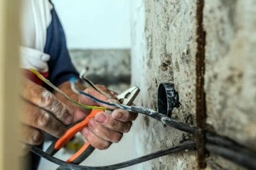 Elektrik çarpması sonucu yaralandı