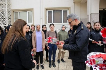 Emniyet Müdürü Kurt eşiyle birlikte bayan personelinin günlerini kutladı