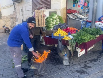 Esnaf, ateş yakarak ısınıyor