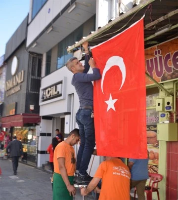 Esnaflar işyerlerini bayraklarla süsledi