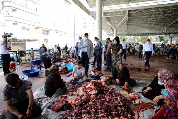 FADILOĞLU KURBAN KESİM YERLERİNİ GEZDİ,VATANDAŞLA BAYRAMLAŞTI