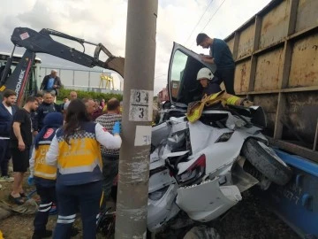 Feci kaza! Trenin çarptığı araç hurdaya döndü 