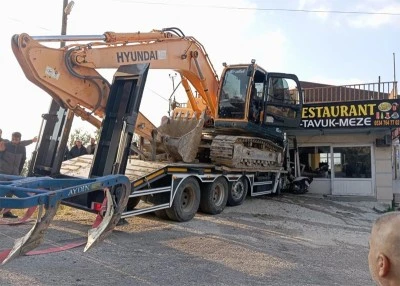 Freni arızalanan iş makinası yüklü tır, iş yerine daldı