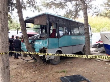 Freni patlayan midibüs 2 aracı biçip parka daldı: 1’i ağır, çoğu öğrenci 27 yaralı