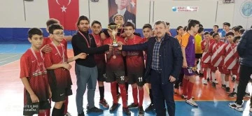 FUTSAL'DA DERECEYE GİRENLERE METİN KAPLAN KUPALARINI VERDİ