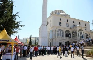 GAÜN’DE CUMA NAMAZI SONRASI AŞURE DAĞITILDI