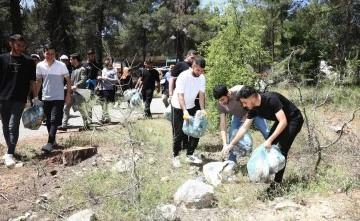 GAÜN’lü Öğrencilerden Çevre Temizliği Etkinliği