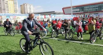 Gaziantep'te başarılı öğrencilere bisiklet hediyesi