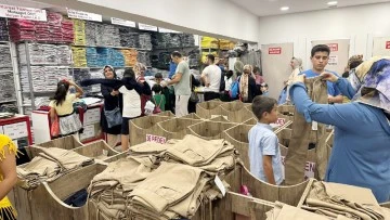 Gaziantep'te çarşı pazarda okul kıyafeti yoğunluğu