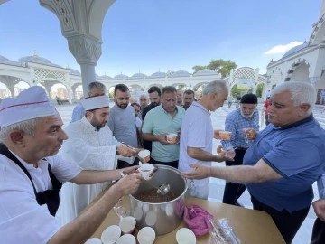 Gaziantep’te Cuma namazı sonrası cemaate aşure ikram edildi