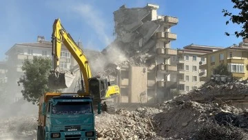 Depremde hasar gören binalar yıkılıyor