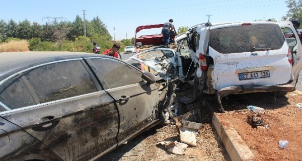 GAZİANTEP’TE İKİ ARAÇ KAFA KAFAYA ÇARPIŞTI; 2’Sİ AĞIR 7 YARALI