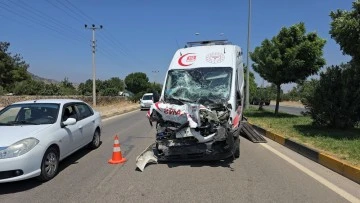 Gaziantep'te vakadan dönen ambulans tankere çarptı: 3 sağlıkçı yaralı