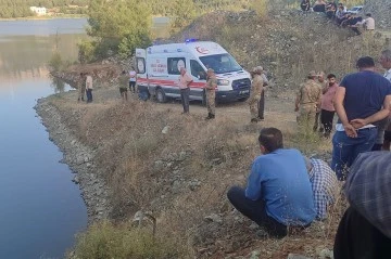 Gölete giren 2 gençten biri kurtarıldı, diğeri aranıyor