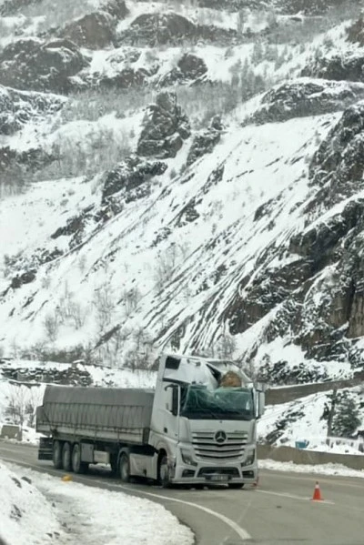 Gümüşhane’de tırın üzerine kaya düştü: Sürücü yaralandı