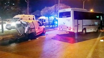 Hafif ticari araç ile işçi servisi çarpıştı: 2 ağır yaralı