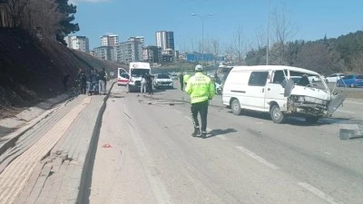 Hafif ticari araç ile otomobil çarpıştı: 1 ölü, 3 yaralı