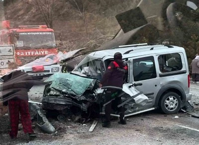 Hafif ticari araç ile otomobil kafa kafaya çarpıştı: 2 ölü, 4 yaralı