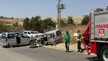 Araçlar kafa kafaya çarpıştı: 1 ölü, 8 yaralı