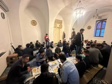 Hafızlık eğitimi gören öğrencilere iftar sofrası kuruldu