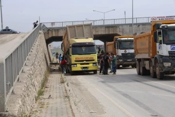 Hafriyat kamyonu üst geçitten yola uçtu: 1 yaralı