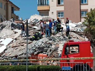 Hasarlı bina kepçe operatörünün üzerine yıkıldı