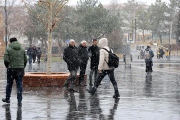 Hasretle beklenen kar kente giriş yaptı